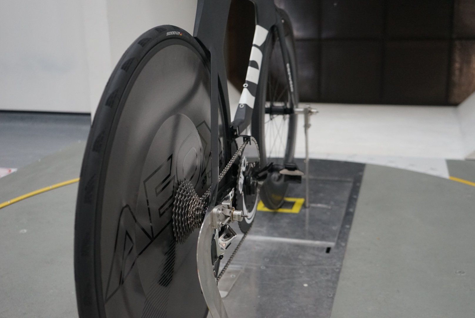 Racing tyre rolling resistance