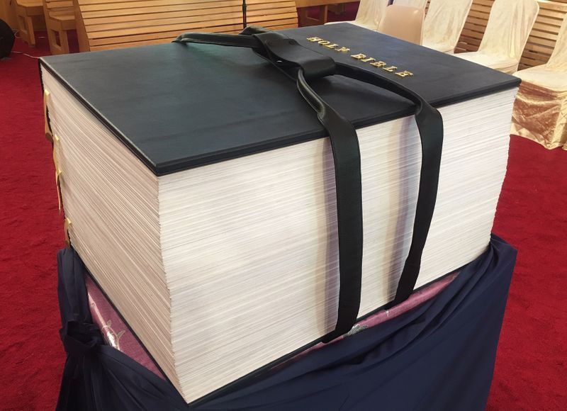 largest-handwritten-bible-by-a-team-united-arab-emirates-family