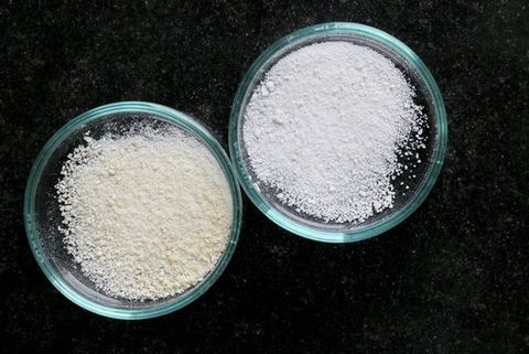 due contenitori di vetro con campioni di terreno