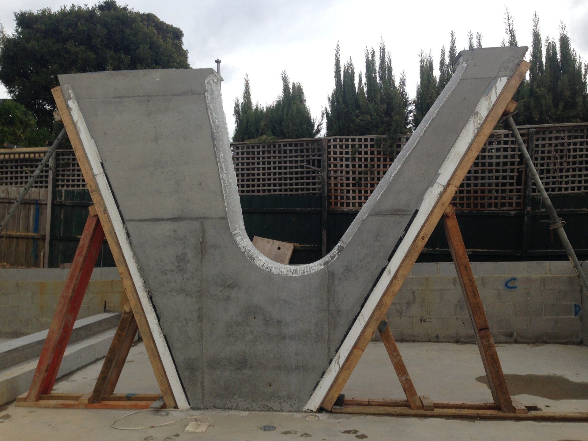 V shaped cement structure
