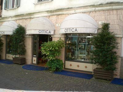 Vista laterale del interno del negozio