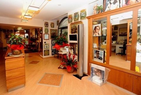 Interno del negozio con immagini di marchi di occhiali