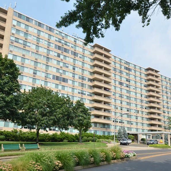 Cooper River Plaza Apartments in Pennsauken New Jersey & Downtown