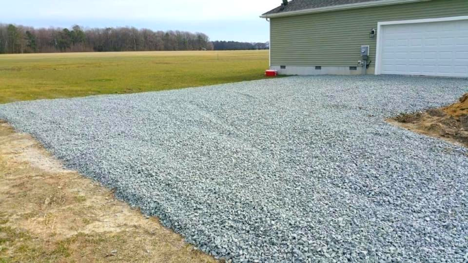 Лучший щебень для парковки. Речной щебень для парковки. Crushed Gravel driveway. Гравий для стадионов. Строительные покрытия из вторичных материалов.