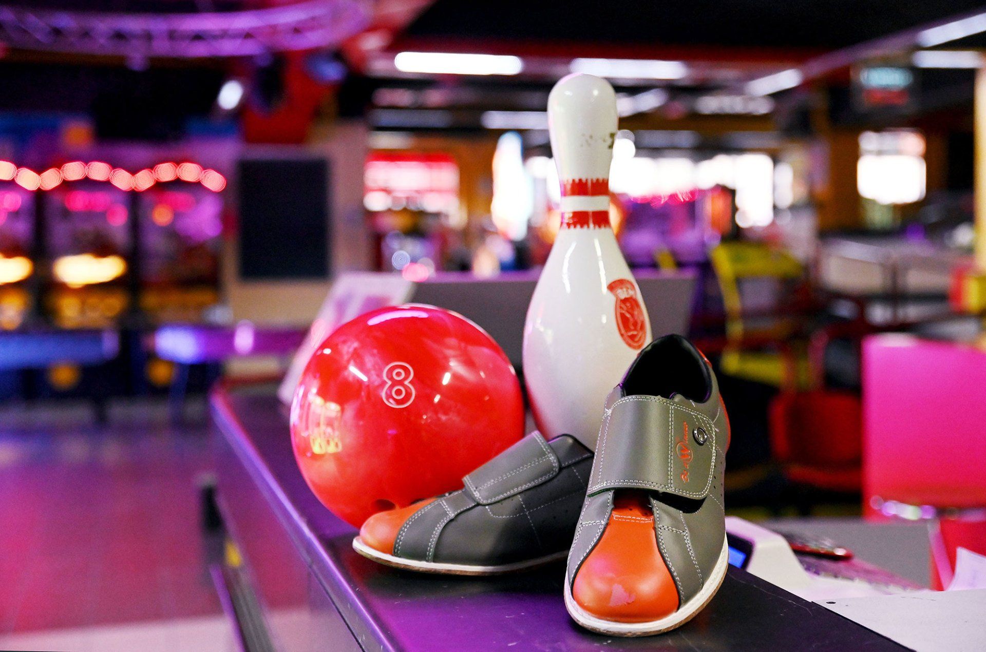 Una Boccia Da Bowling Sale Una Rampa