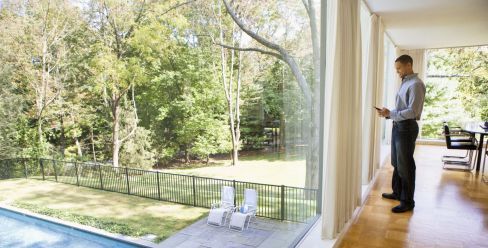 Man contacts an expert in window screens in Redhead