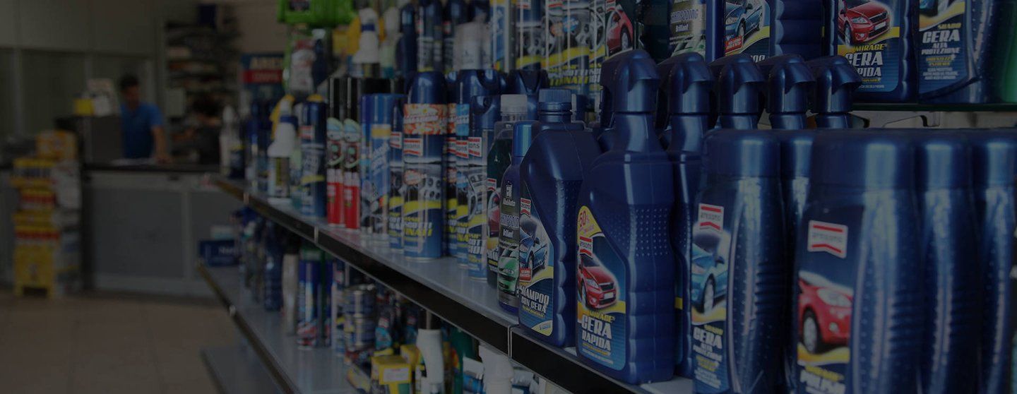 assortimento prodotti per auto sugli scaffali