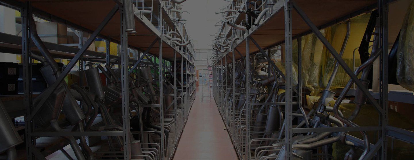 magazzino con ricambi per auto