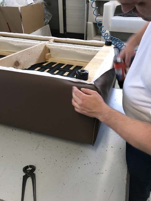 Artigiano durante la realizzazione di un divano