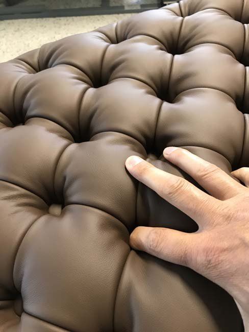 Fase di imbottitura di divani