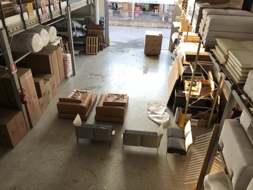 Magazzino di divani e poltrone
