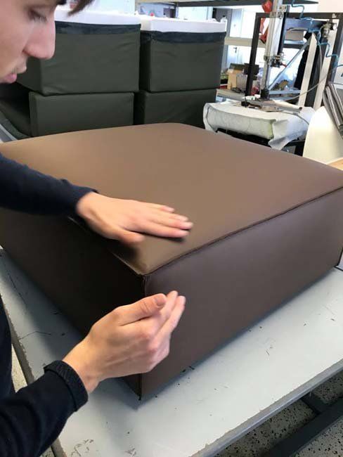Produzione artigianale di un divano in pelle