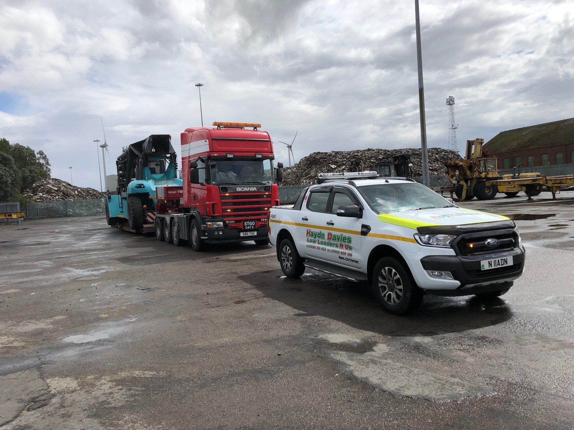 Escort vehicles | Haydn Davies Low Loaders