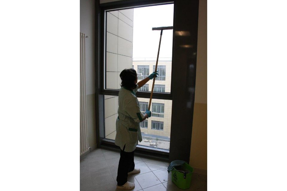 pulizia di vetri e vetrate