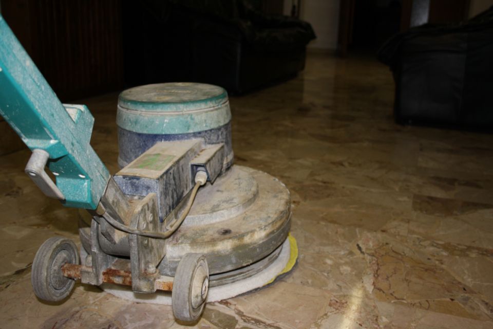 pulizia dei pavimenti in marmo