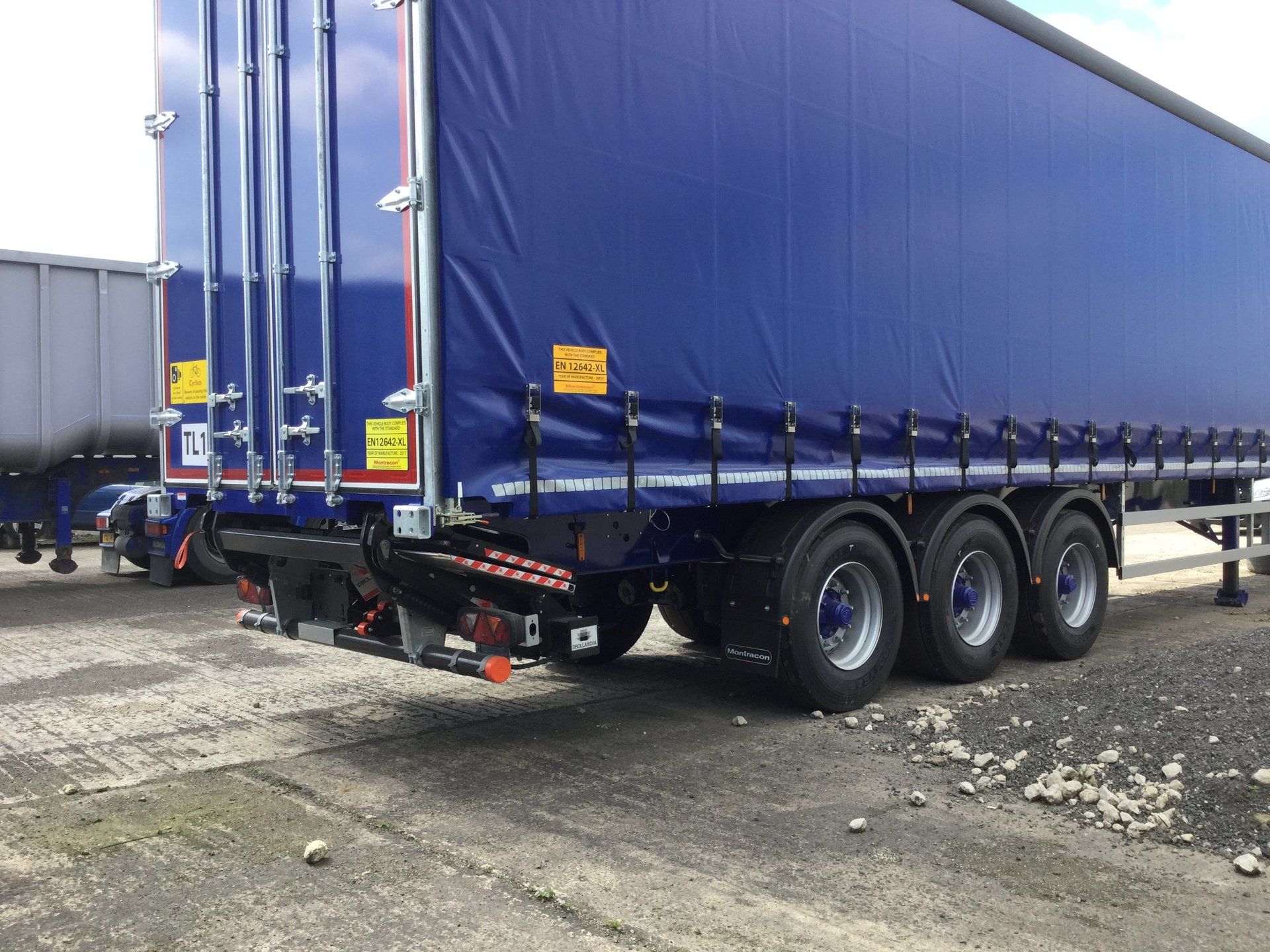 new-tail-lift-enxl-rated-trailer