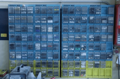 armadio di componenti per auto