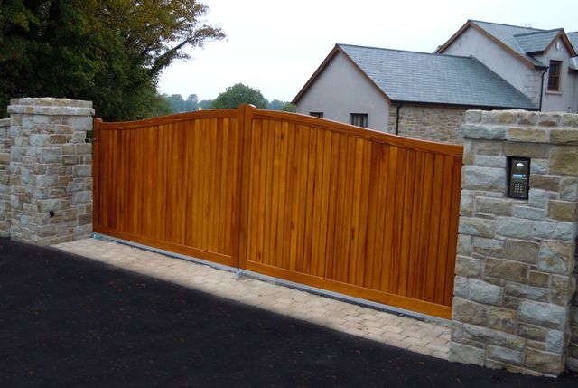 Made To Measure Automated Wooden Farm Gates Wooden Farm Gates Farm Gate Farm Gate Entrance