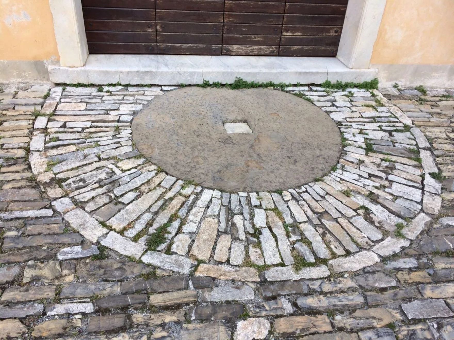 lavorazione pietre decorative per pavimentazioni