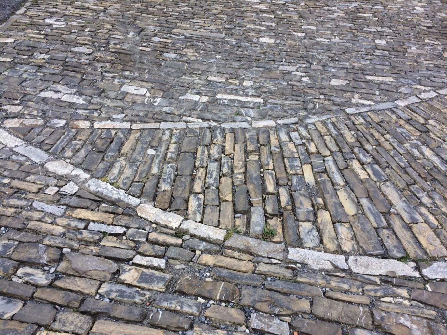 lavorazione pietre per pavimentazioni