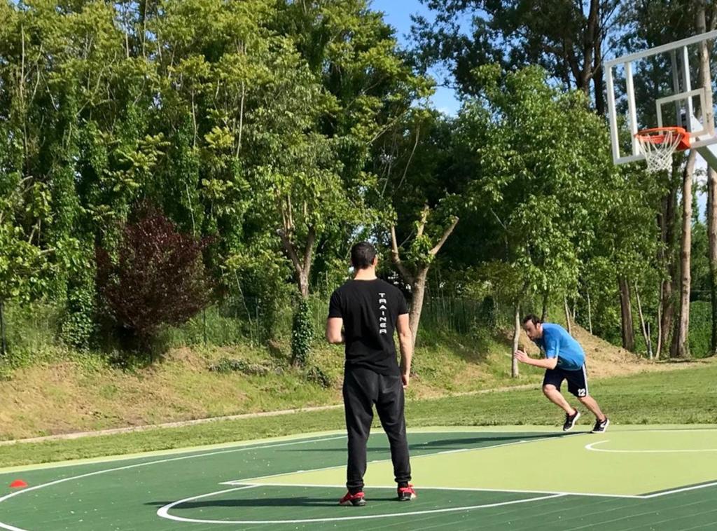 Esercizi in campo con copertoni