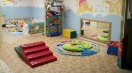 Disponibilità campo giochi, istruttori madrelingua, dietista interno