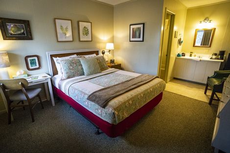 Sherwood Court Cottages & Guest Rooms