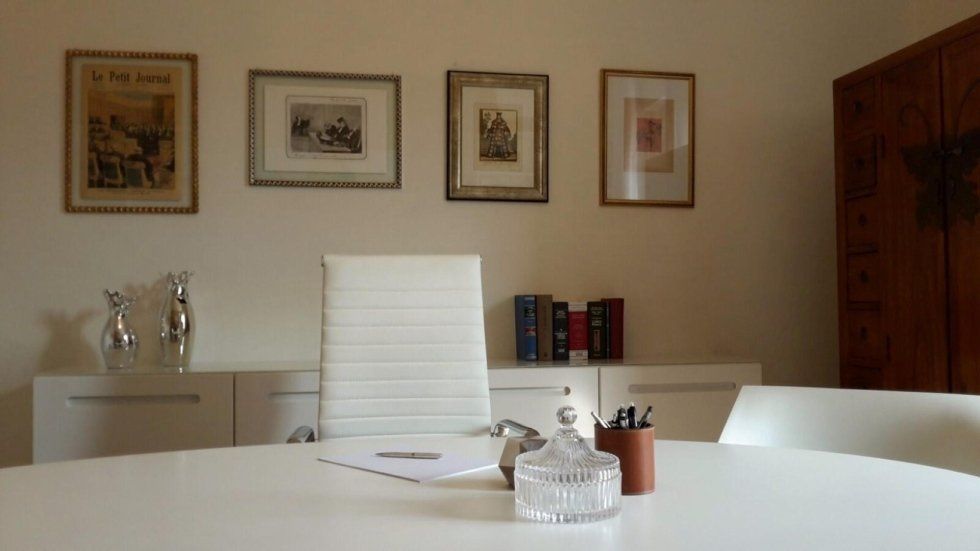 Laminate antiche appeso nella parete, armadio con decorazione di farfalla, mobili bianchi ,libri e dettagli di vetro