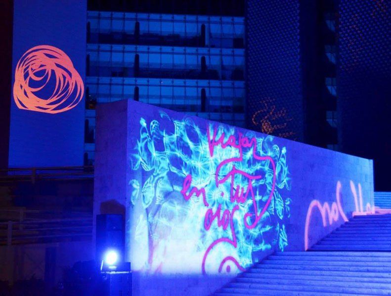 proiezione su scale e muro per un evento