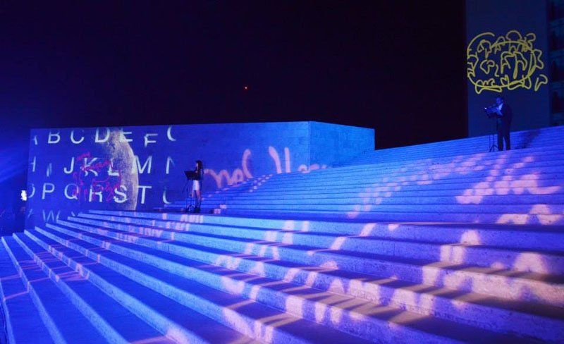 proiezione su scalinata per evento