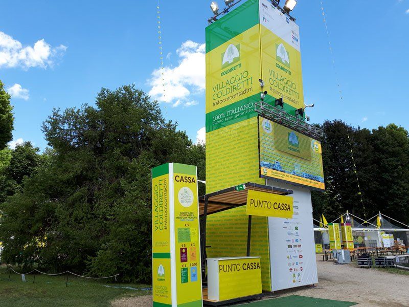 punto cassa con LED wall