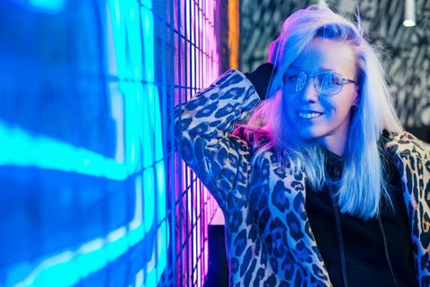 ragazza appoggiata ad un muro