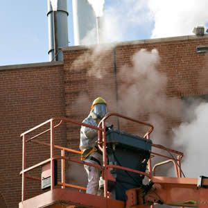 Industrial pressure cleaning of masonry
