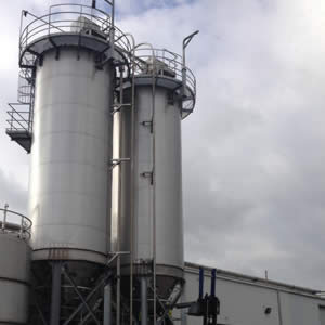 Industrial pressure cleaning of silos