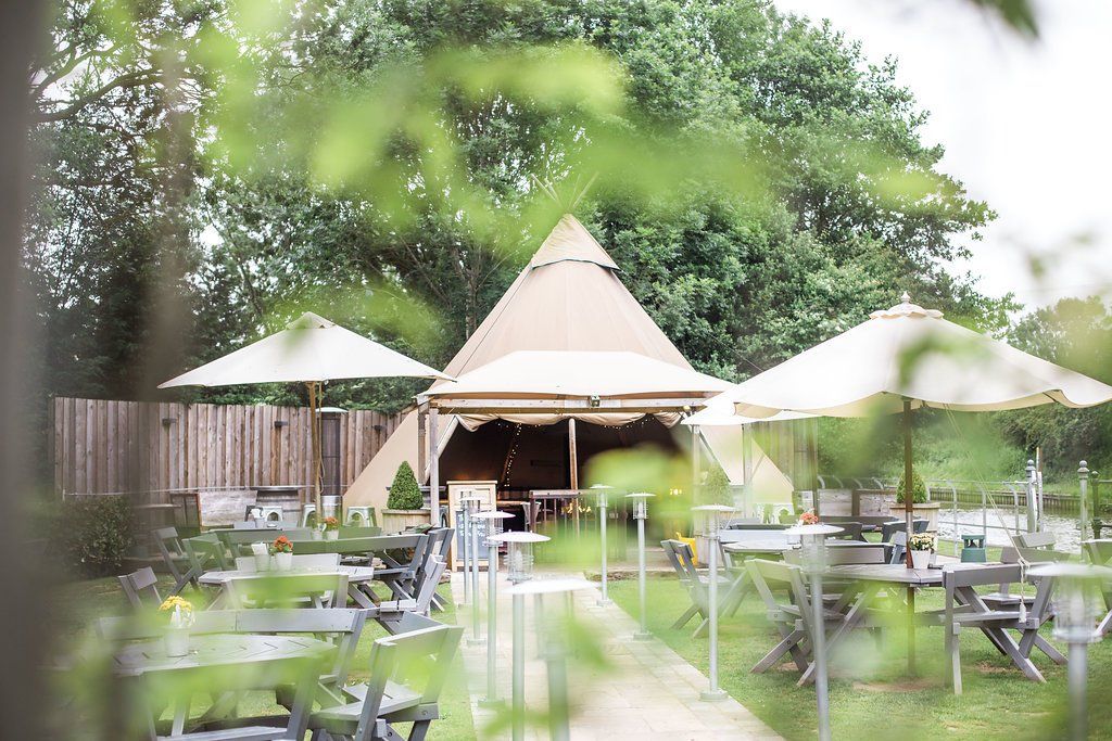 the-queens-head-bromsgrove-tepee-lovely-pubs