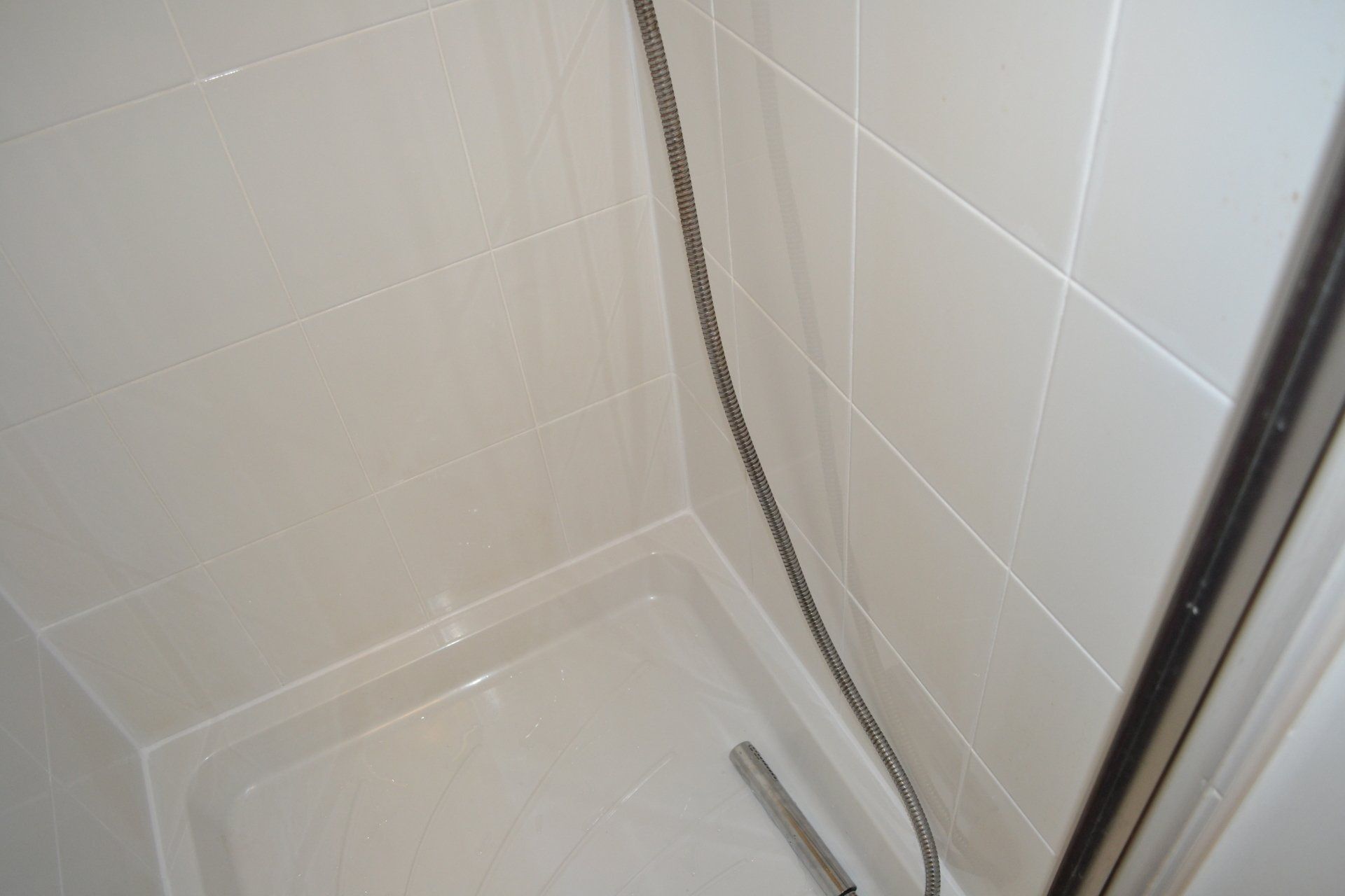 SHOWER CERAMIC TILE AND GROUT CLEANING AND RESEALING IN CASTLEFIELD