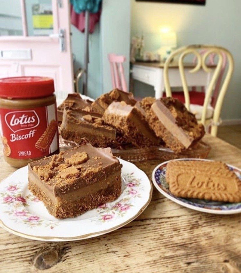 Cakes Ampthill Cakestand & Crumb