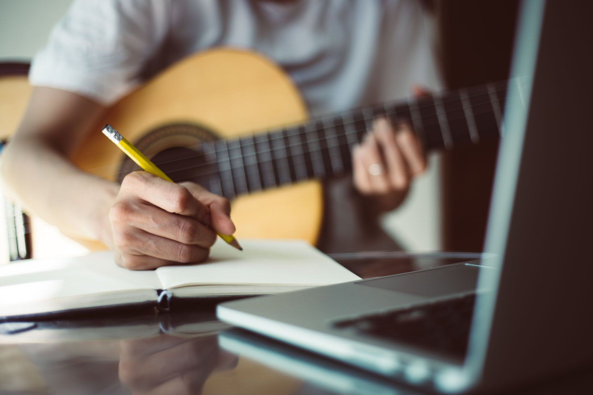 Writes music. Музыкант сочиняет. Картинки songwriting. Сонграйтер Эстетика. Сонграйтинг красивые картинки.