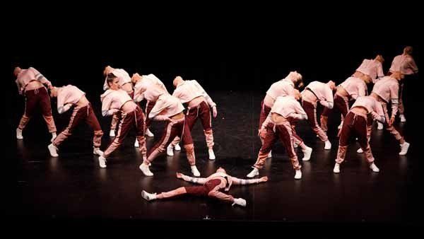 female dancers performing