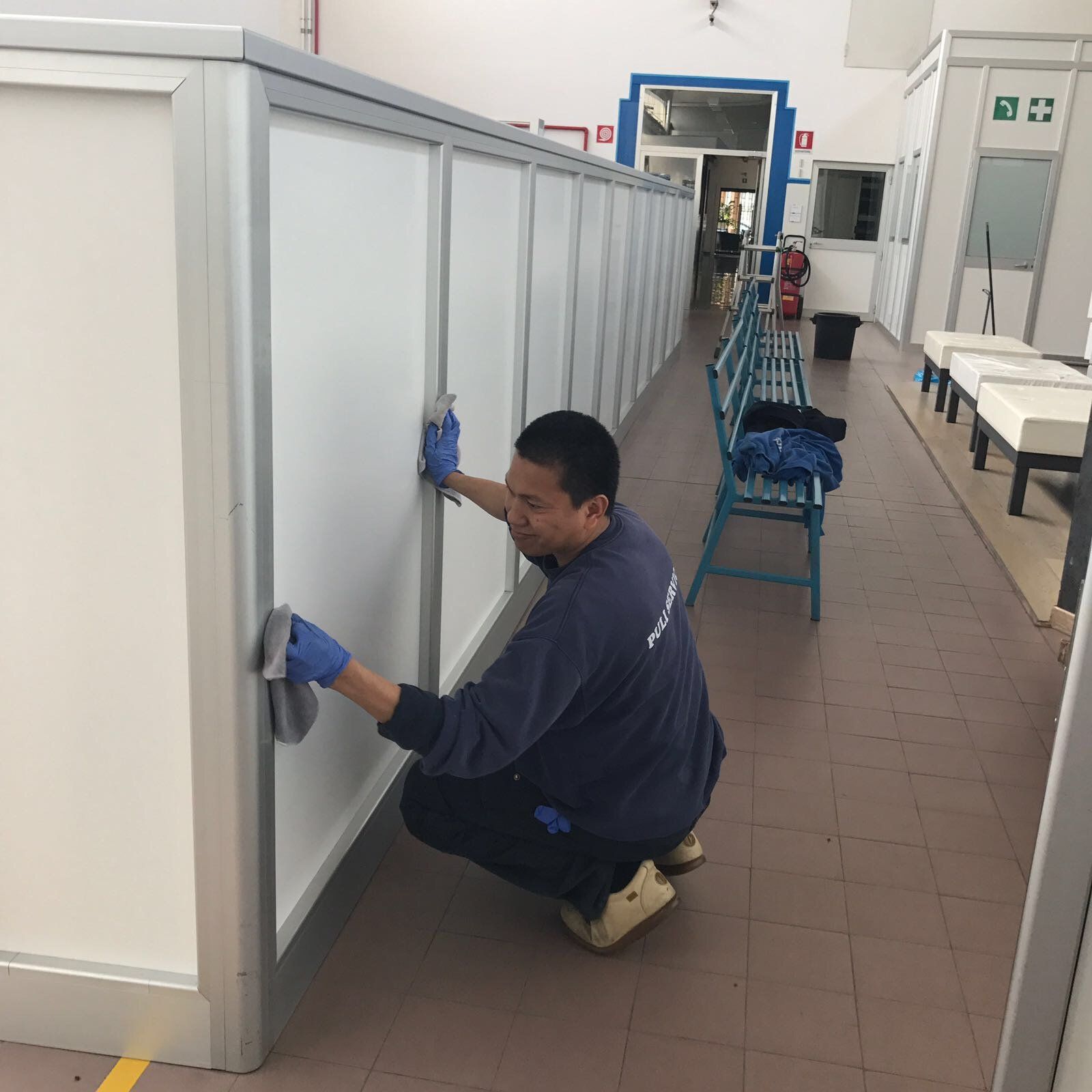 Operatori di pulizia al lavoro