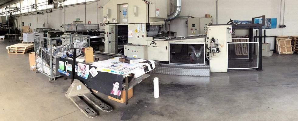 interno di una fabbrica di plastificazione