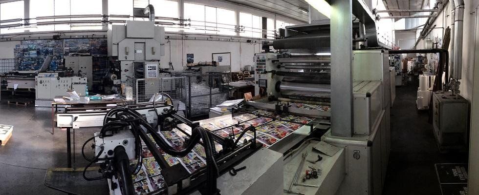 dei macchinari in una fabbrica di plastificazione