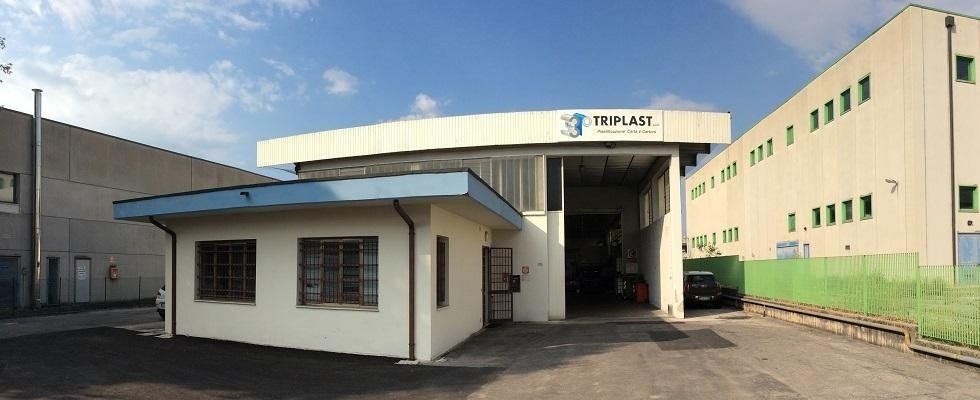 un edificio con l'insegna triplast