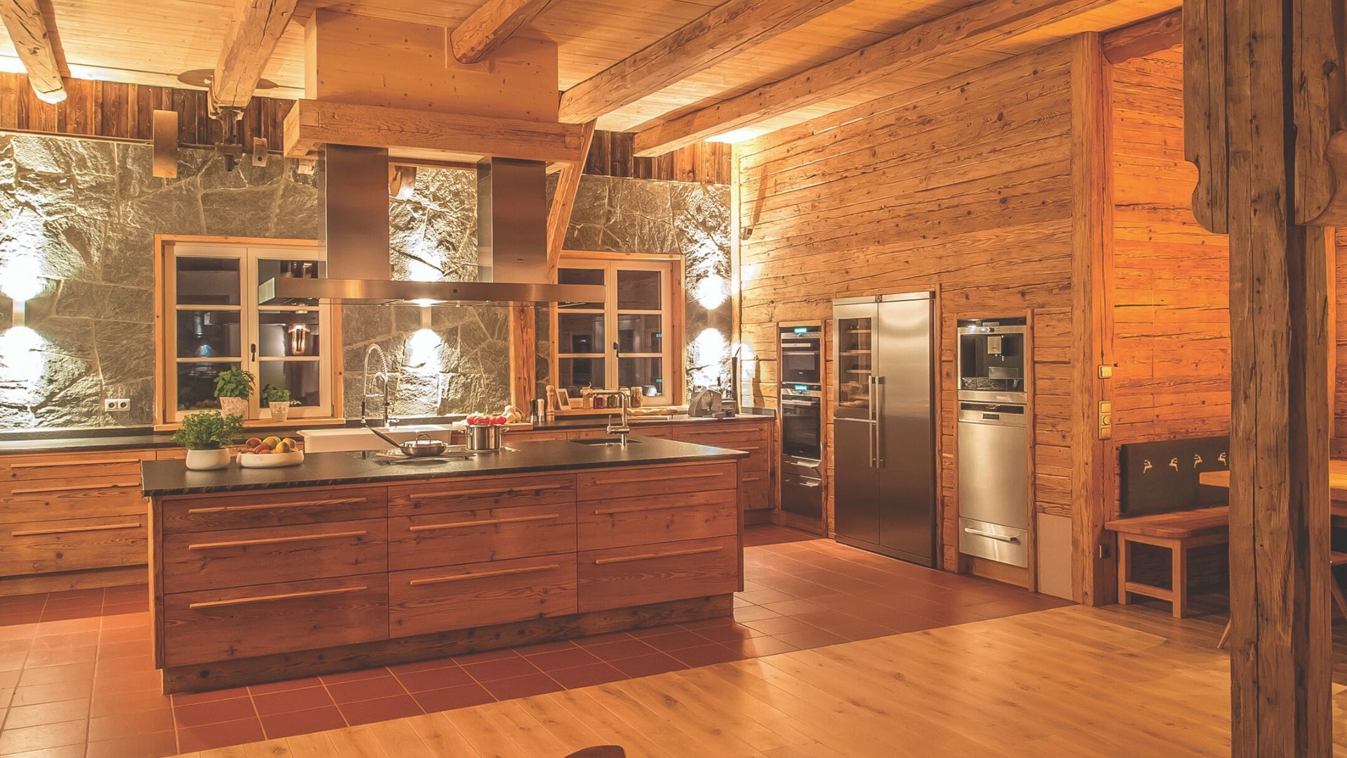 Urig und "huimelig": Altholz verarbeitet im Chalet-Stil