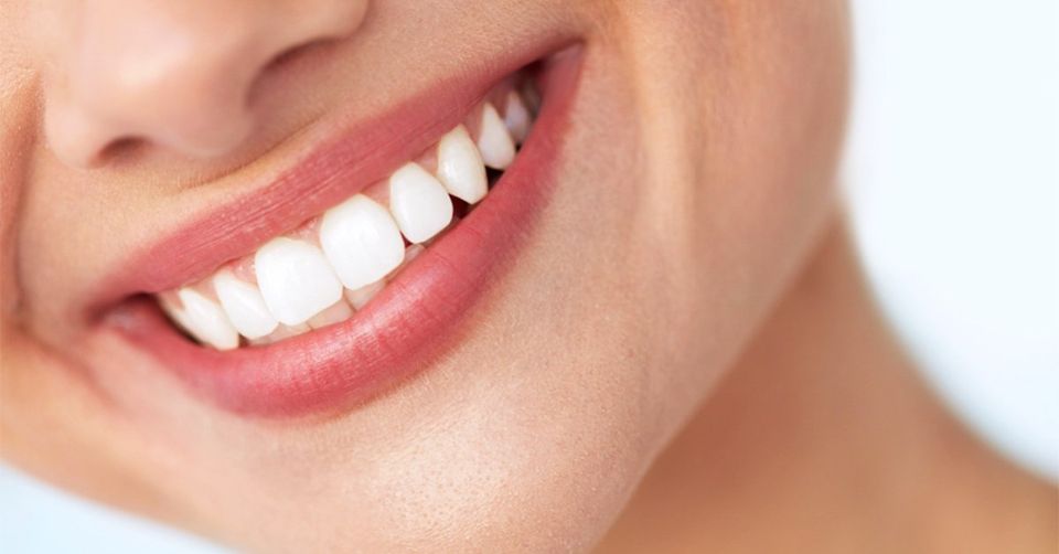 10 Incredible Ways to Naturally Whiten Teeth