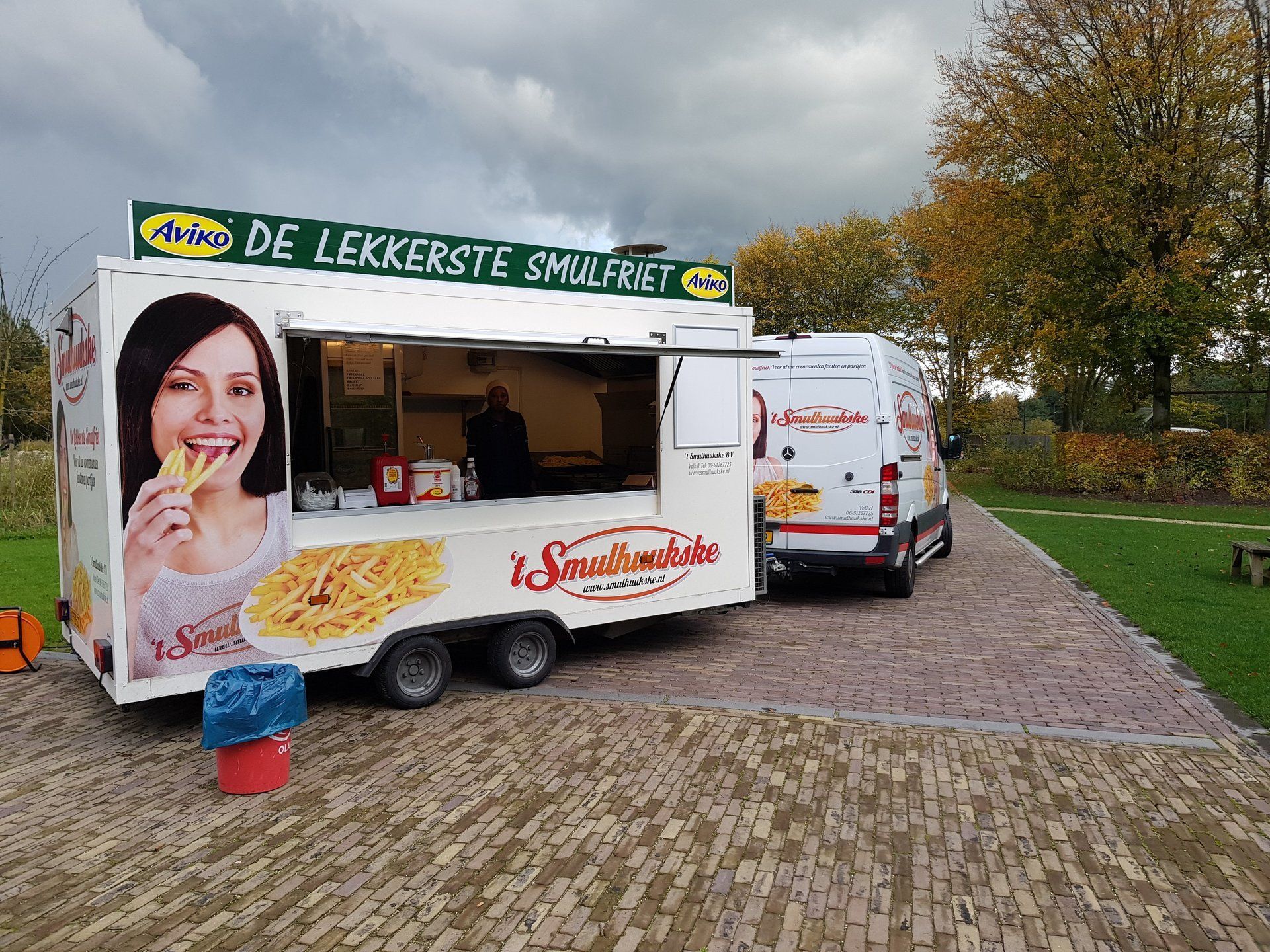 De frietwagen van 't Smulhuukske op locatie