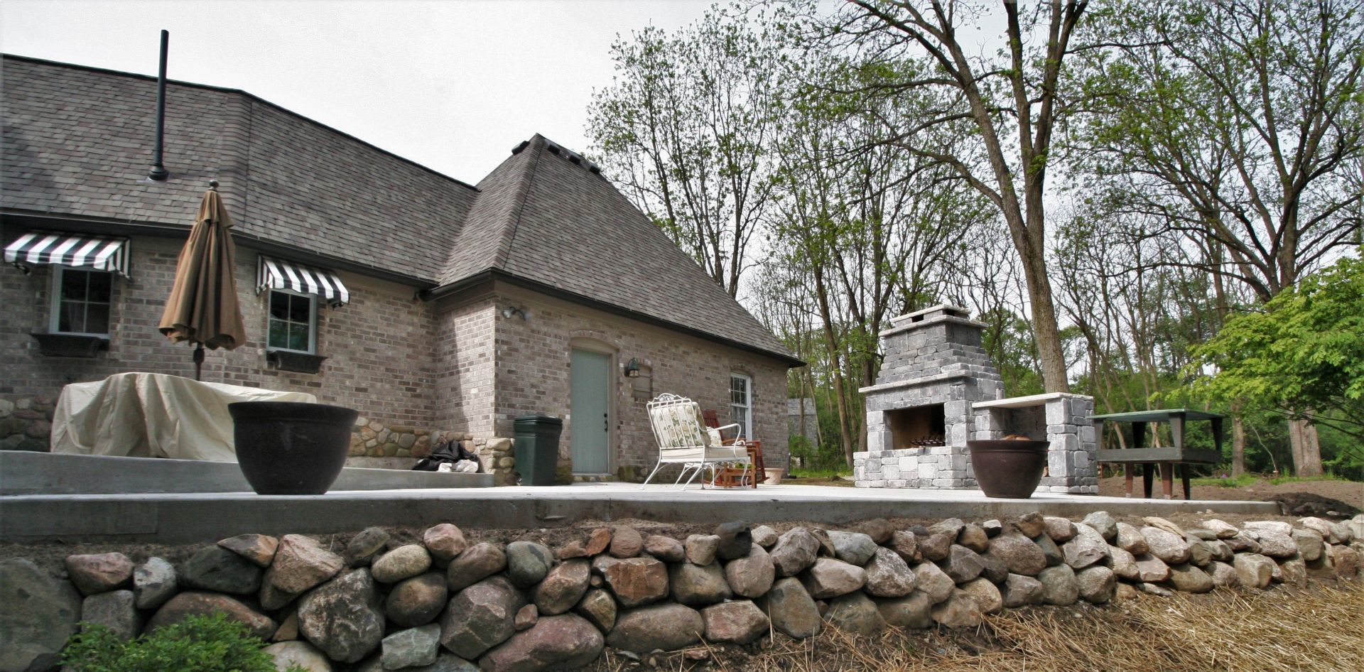 CONCRETE BLOCK OUTDOOR FIREPLACE