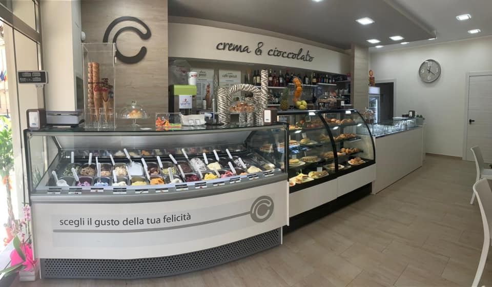 bancone di gelateria con ampio assortimento di gusti