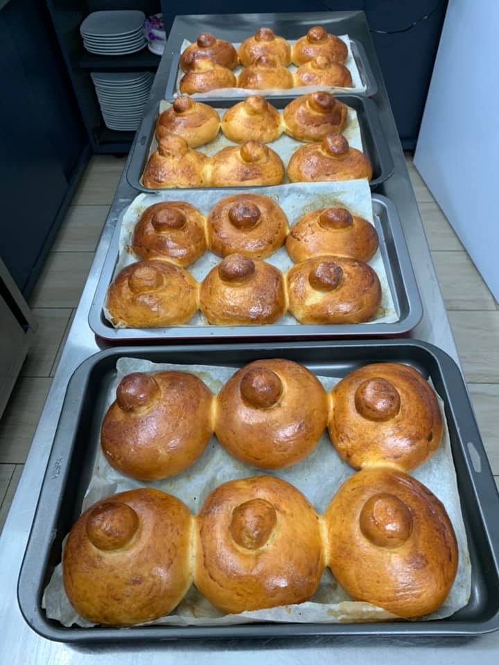 vassoi di brioche appena sfornate