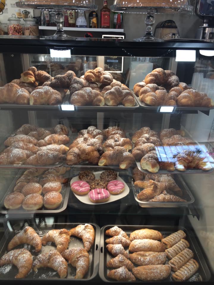 assortimento di dolci e cornetti per la colazione